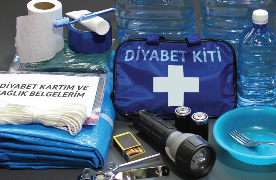 maske takarak pencereden dışarıya bakıyor